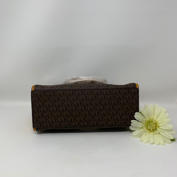 Michael Kors Hope Medium Messenger - Picture 7 of 10